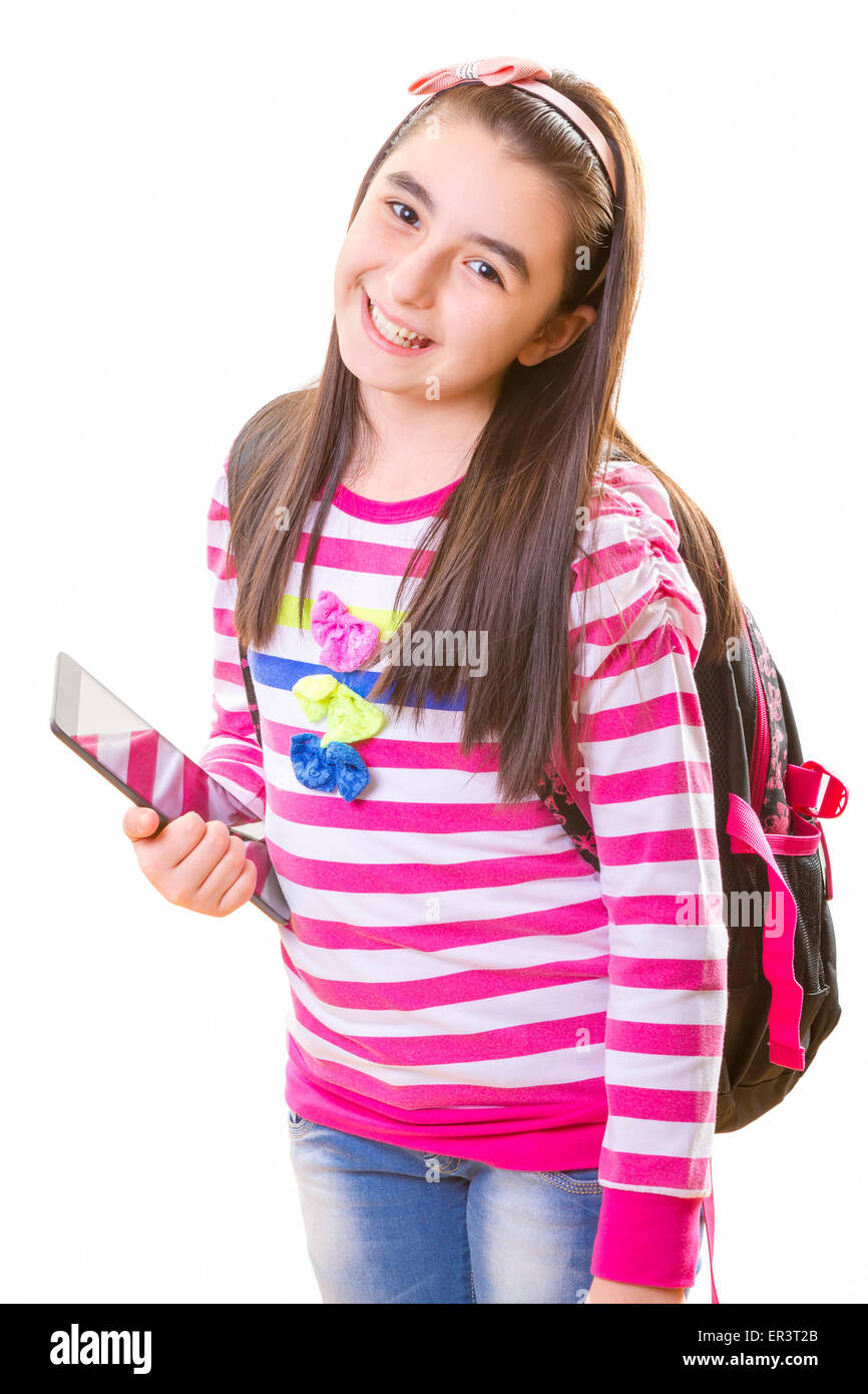 Bella ragazza adolescente in abiti casual con zaino azienda digitale compressa in mano Foto Stock
