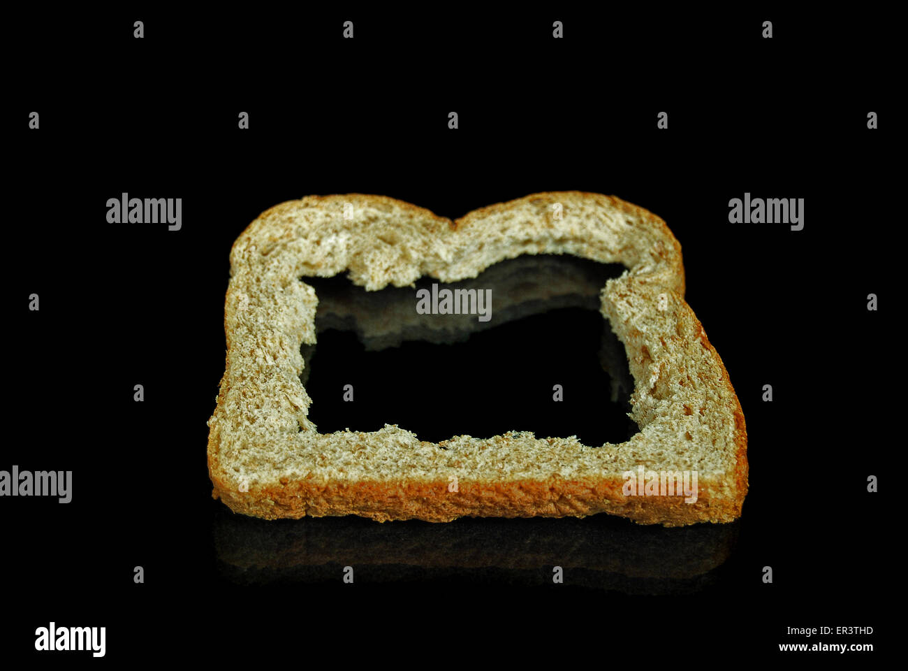La crosta del pane su uno specchio. Foto Stock