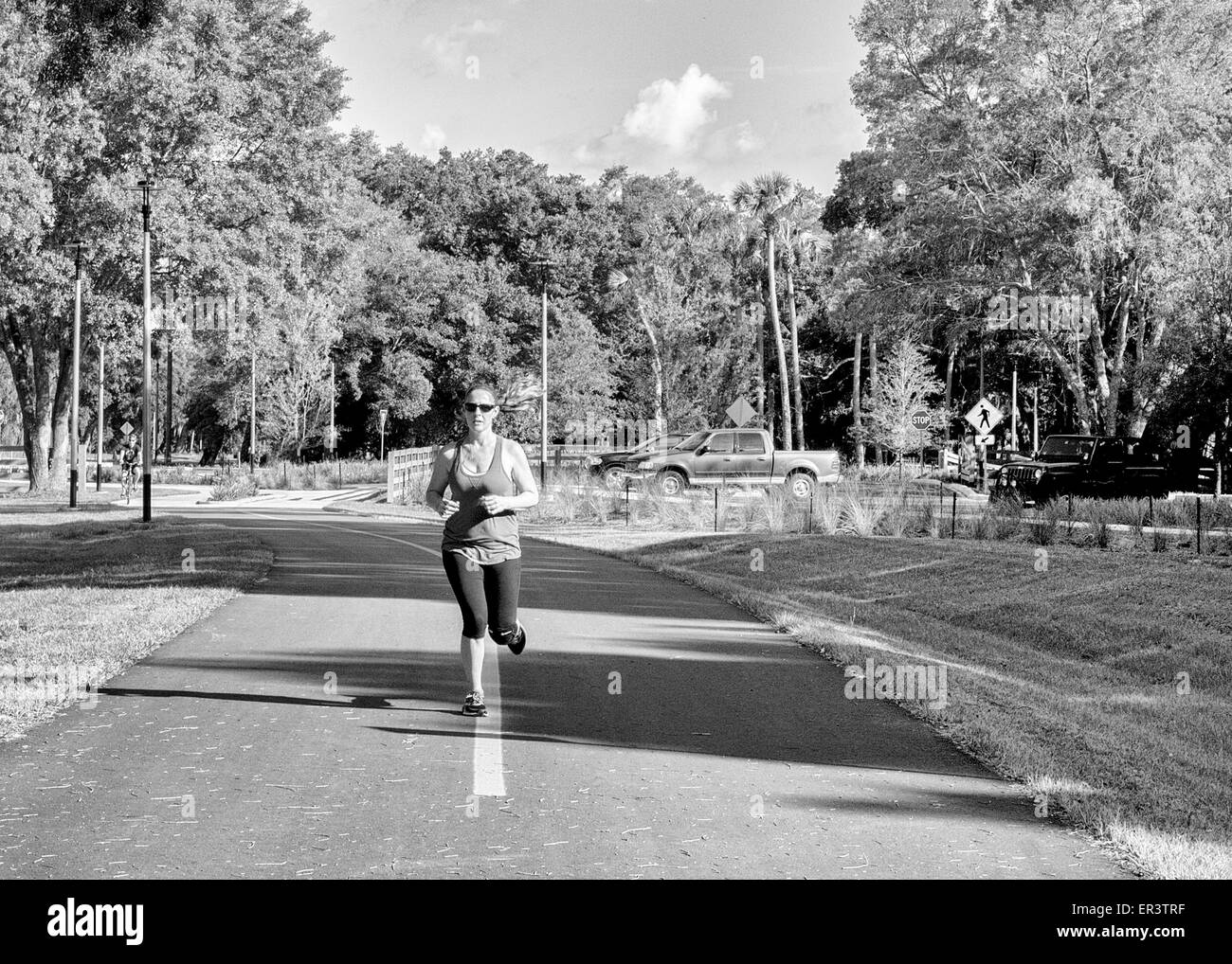 Donna jogging/acceso per esercizio. l'immagine è in bianco e nero Foto Stock