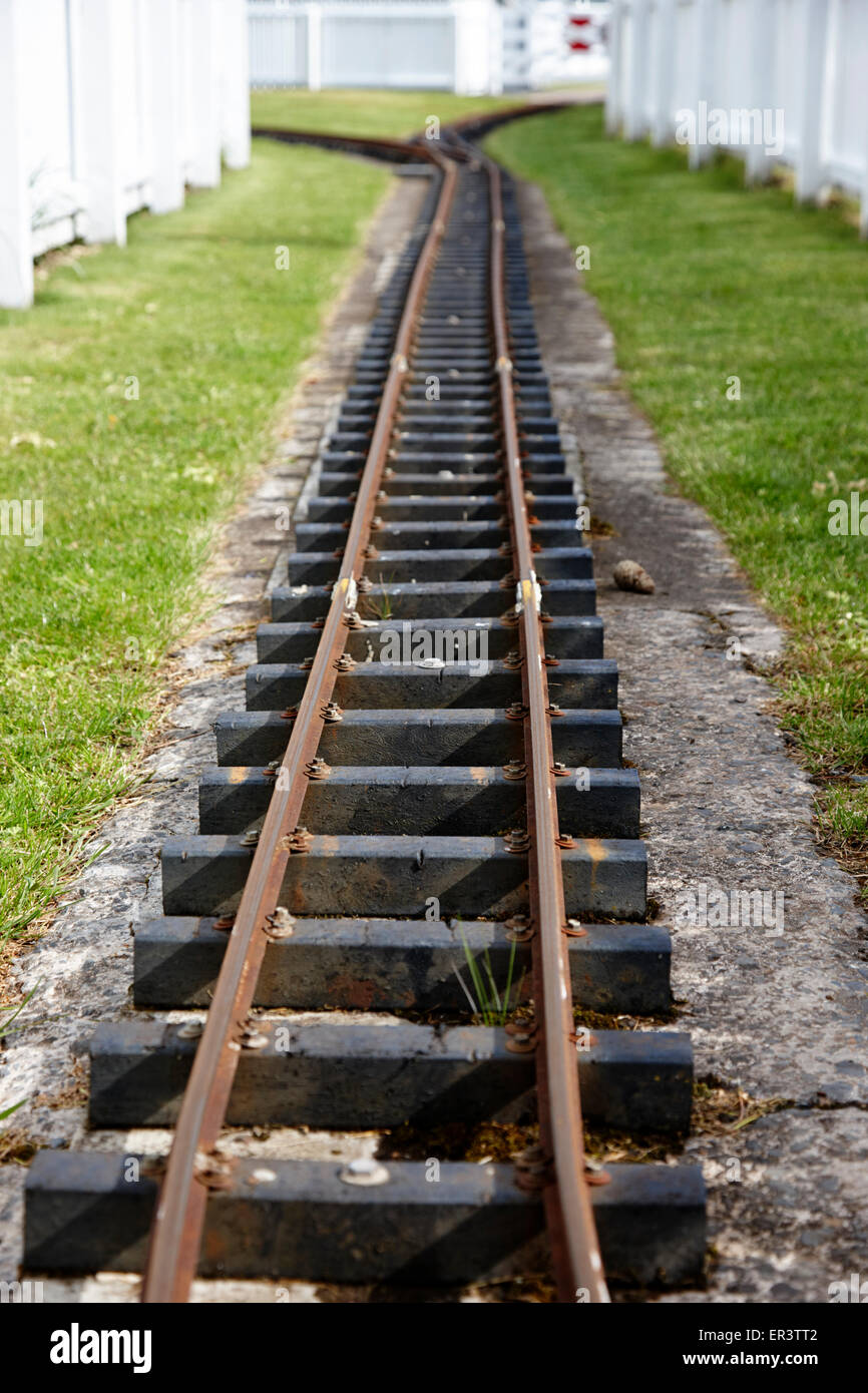 Ferrovia a scartamento ridotto via nel parco all'aperto nel Regno Unito Foto Stock Ferrovia a scartamento ridotto via nel parco all'aperto nel Regno Unito Foto Stock