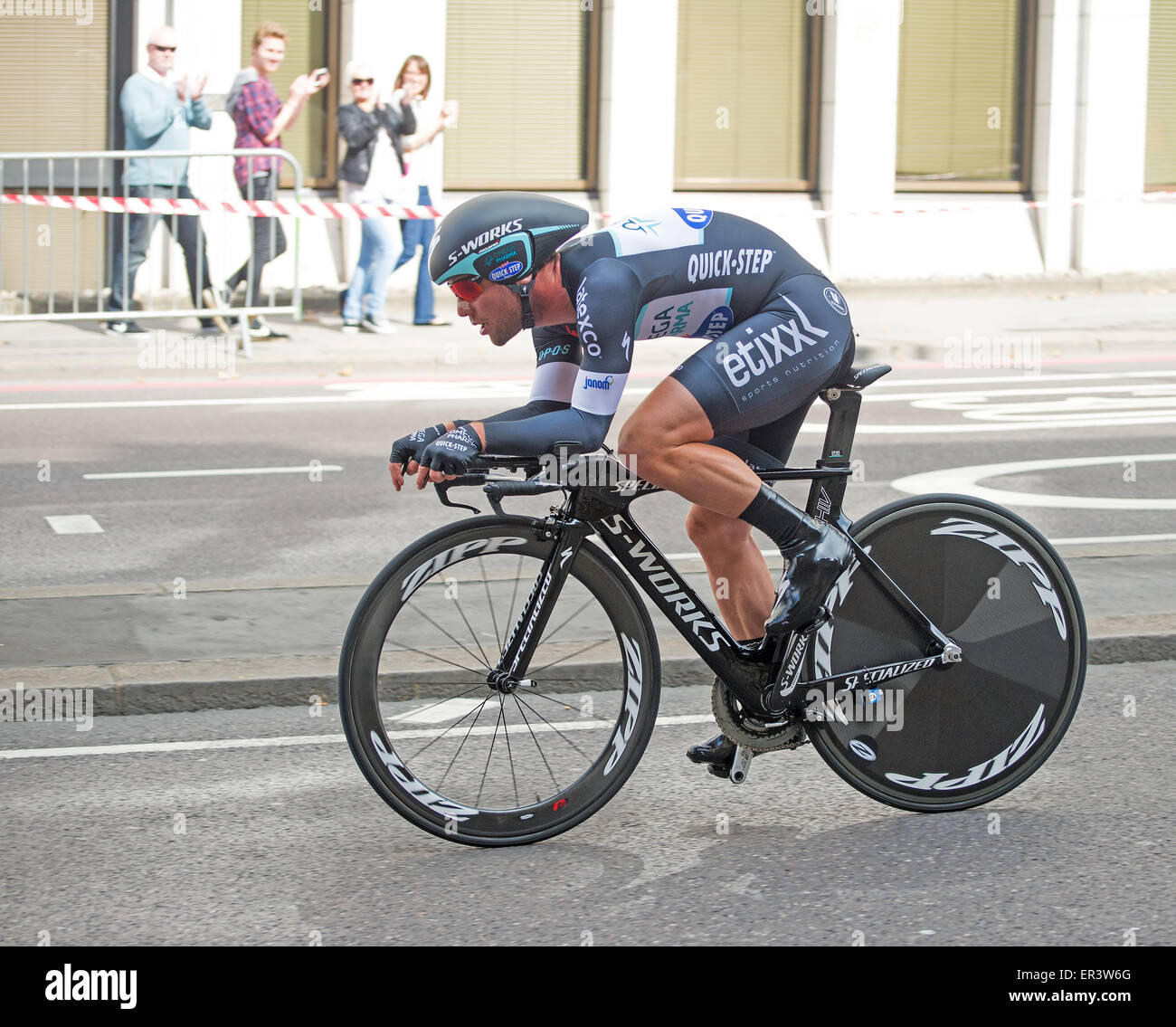 Mark Cavendish Manx Missile racing in time trial Tour in Bicicletta di Gran  Bretagna 2014 per Quick Step Foto stock - Alamy