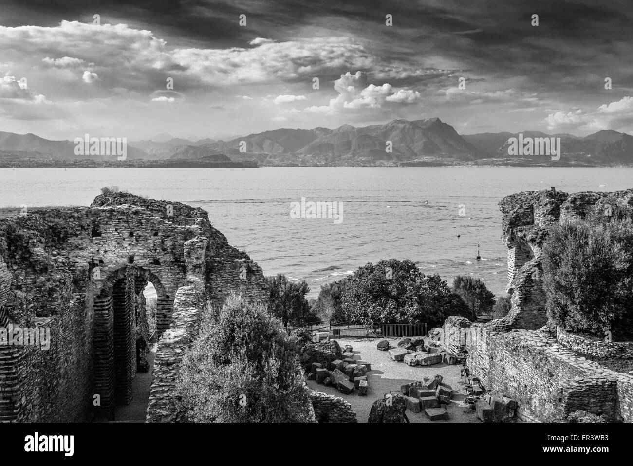 Lago di Garda vista da Grotte di Catullo,la villa romana sa come Villa Catulliana o "Grotte di Catullo',I secolo A.C. Foto Stock