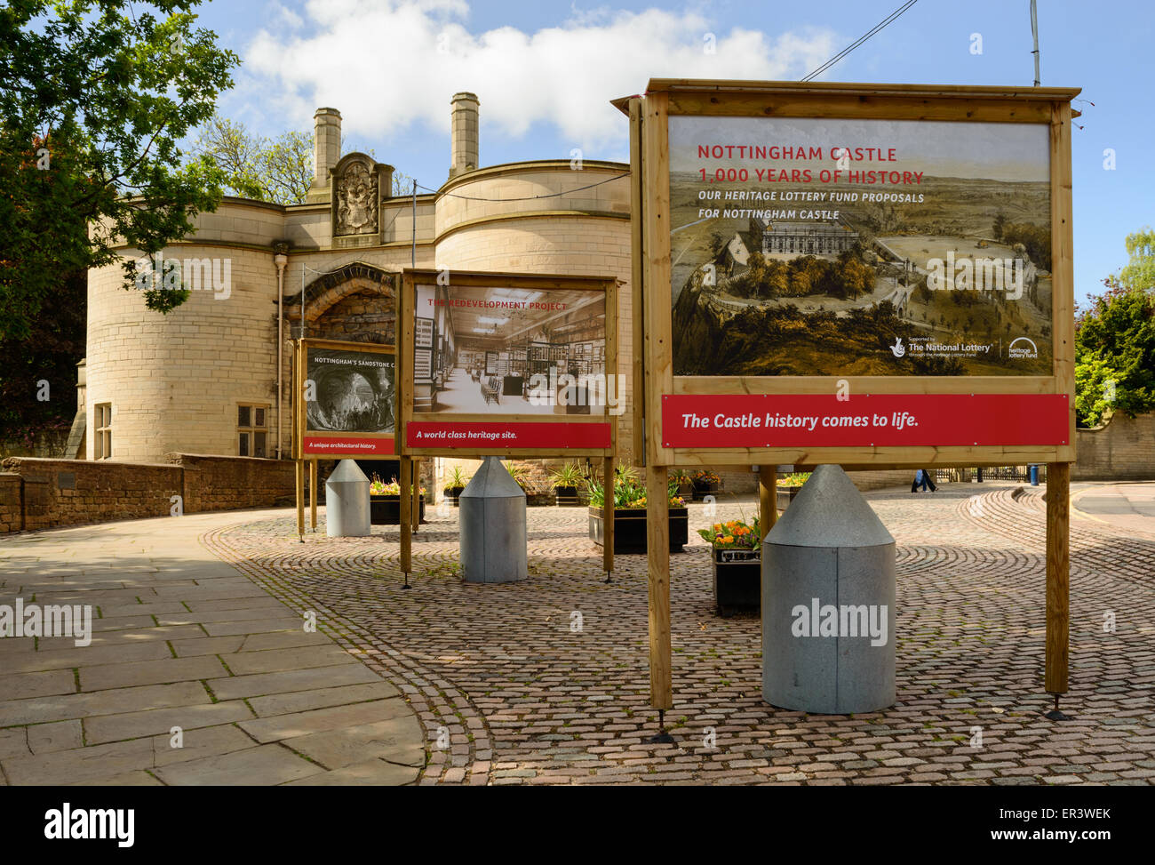 Informazioni turistiche firmare le schede forniscono informazioni per i turisti. Dietro si erge il gatehouse entrata a Nottingham Castle. Foto Stock