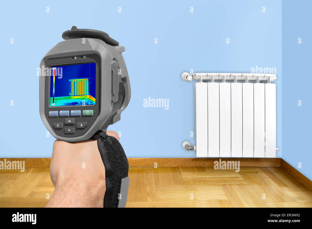 La registrazione il radiatore del riscaldatore a raggi infrarossi utilizzando una telecamera termica Foto Stock