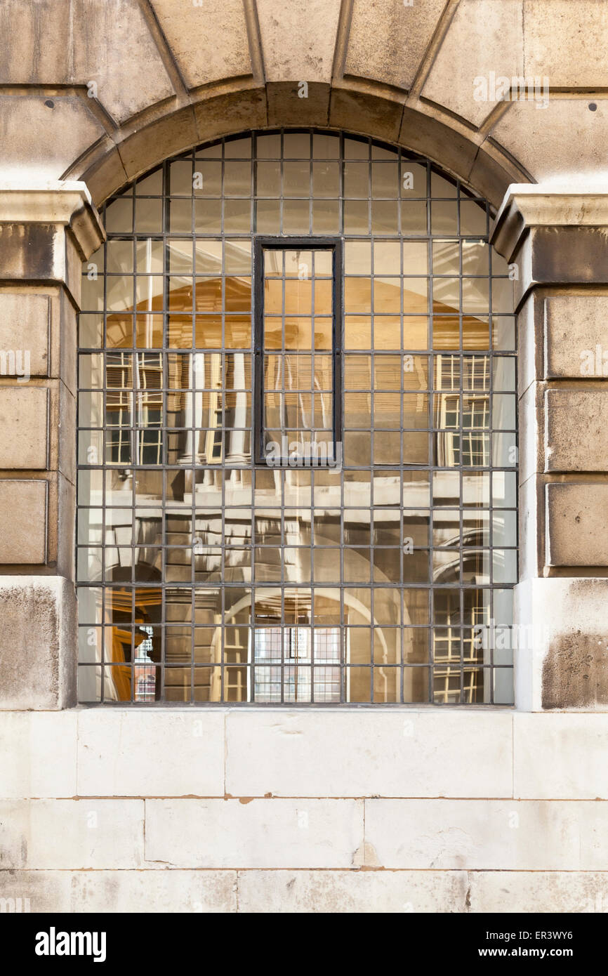 Le riflessioni di edifici storici in una pannellata vetro della finestra della sala dipinta a Old Royal Naval College di Greenwich, Londra Foto Stock