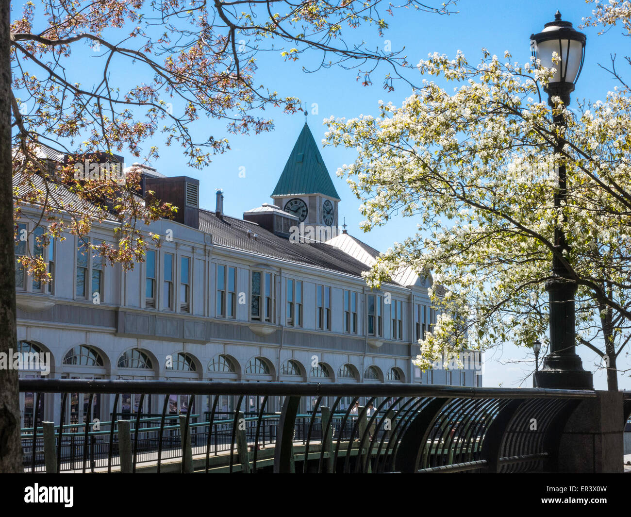 Città del molo A da Robert R. Wagner Jr. Park, NYC Foto Stock