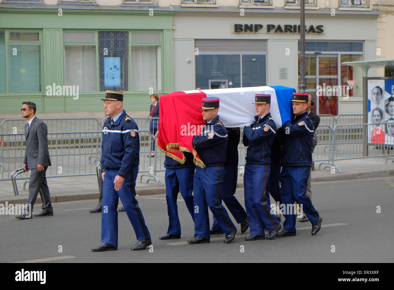 Parigi, Francia. 26 Maggio, 2015. Autorità di Parigi sono la scorta bare che rappresentano quattro II Guerra Mondiale figure della resistenza attraverso la capitale francese verso il Pantheon, il luogo di riposo di eroi francese. Questo evento Martedì, prove, è parte di una due giorni di cerimonie nazionali per onorare i due uomini e due donne, destinata a simboleggiare il francese gli sforzi contro la violenza degli estremisti in passato e oggi quattro mesi dopo gli attacchi terroristici a sinistra di 20 morti a Parigi. Credito: Paolo Quayle/Alamy Live News Foto Stock