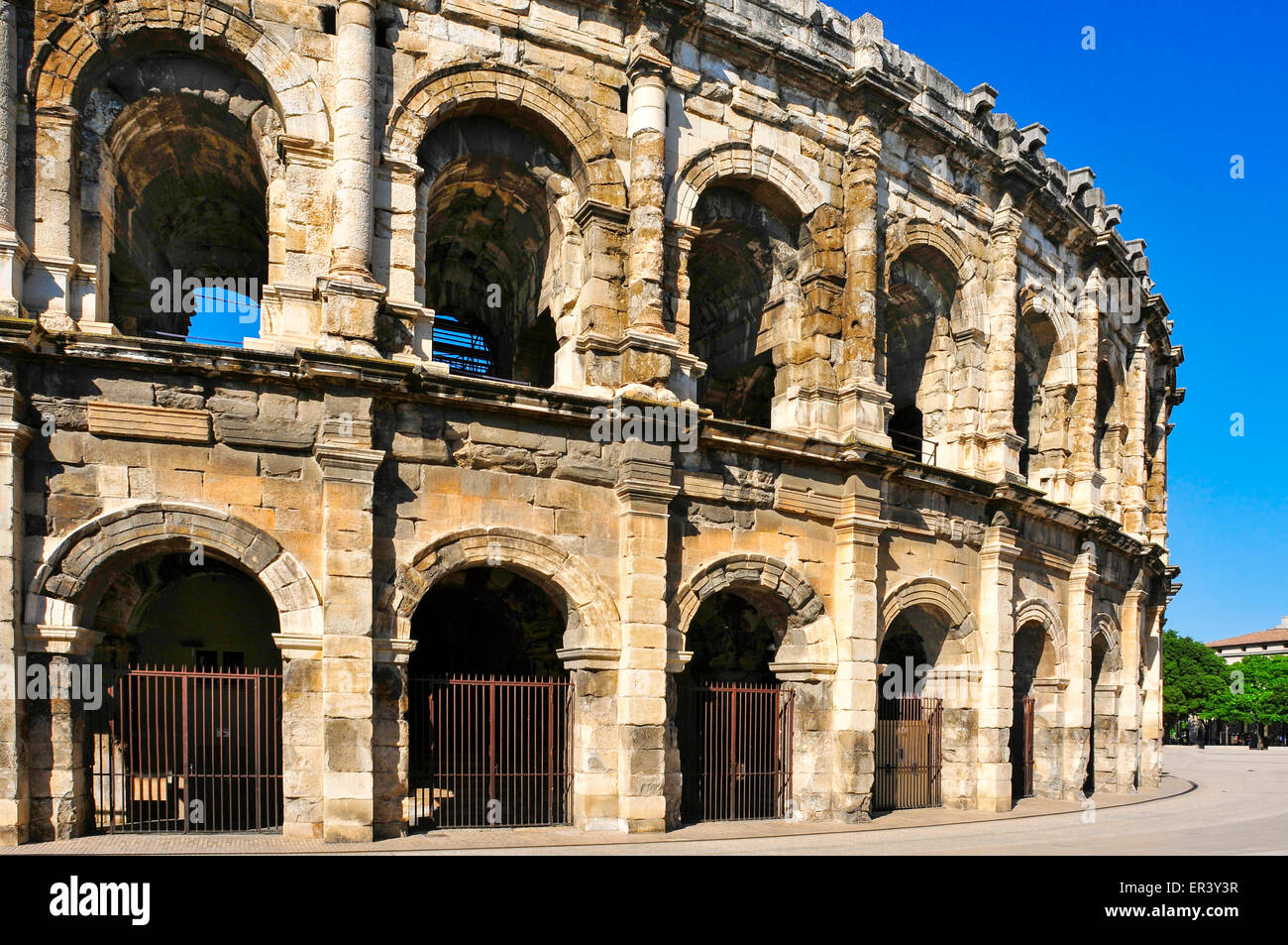 Una vista dell'anfiteatro romano di Nimes, Francia, noto anche come arena di Nimes Foto Stock