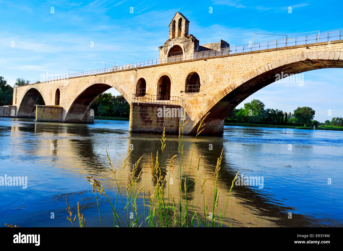 Una vista del Pont Saint-Benezet o Pont d'Avignon, ponte di Avignone, Francia, oltre il Fiume Rodano Foto Stock