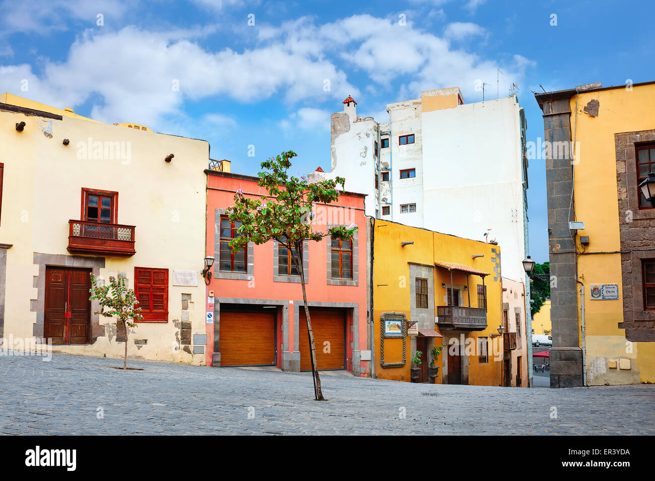 Paesaggio con case colorate in centro citta'. Las Palmas de Gran Canaria, Spagna. Foto Stock