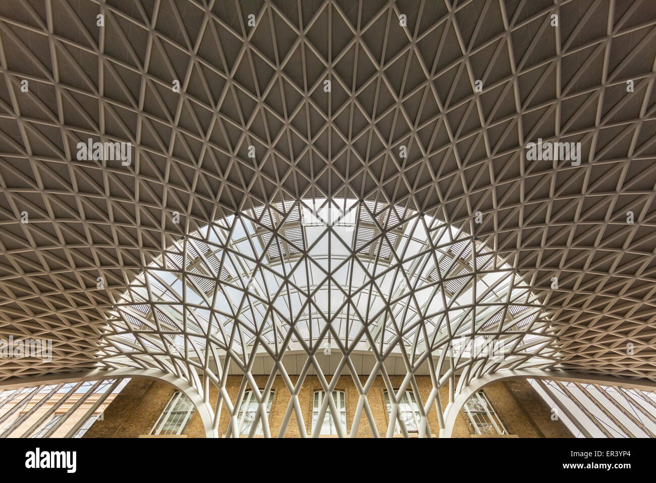 King's Cross stazione ferroviaria nuova partenza concourse disegno di tetto da John Mc Aslan e partner Foto Stock