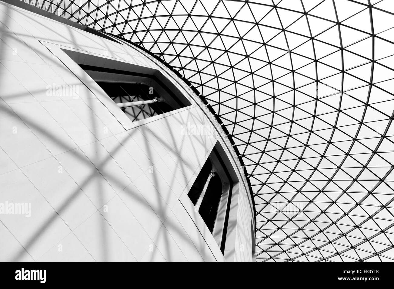 La Corte grande tetto di vetro struttura presso il British Museum a Bloomsbury, Londra Foto Stock