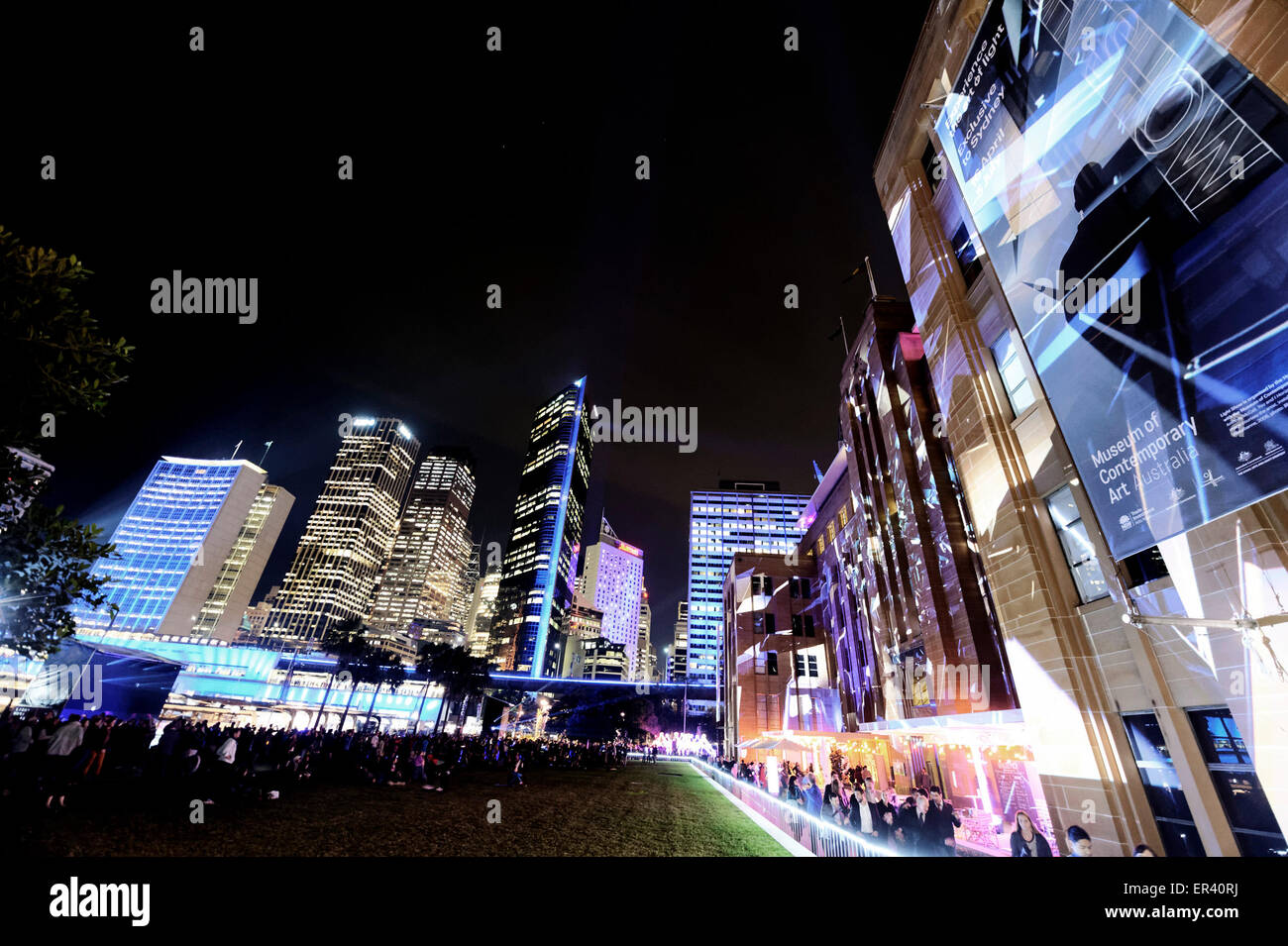 Sydney, Australia - 26 Maggio 2015: Colore meccanizzato Assemblage trasformato il Museo di Arte Contemporanea di facciata in una serie di suoni e colori 'mispositivi' che crea un morphing continuo ascolto e visualizzazione di esperienza presso la vivida luce Festival il 26 maggio 2015 a Sydney, in Australia. Foto Stock