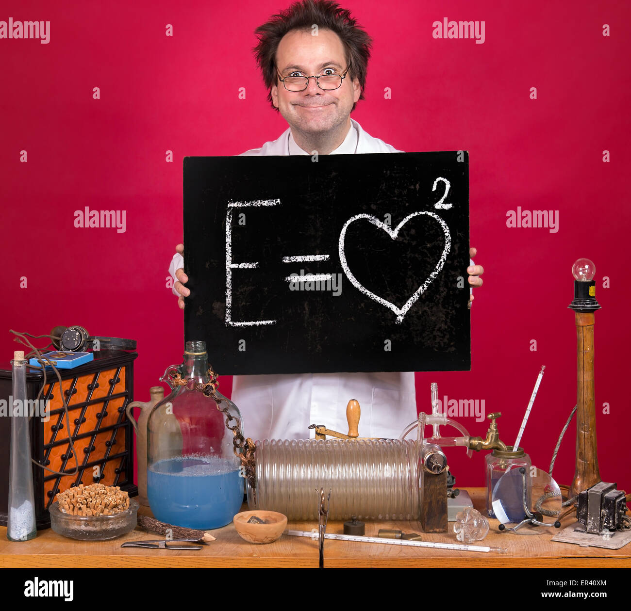 Il Professor in laboratorio mostra una lavagna con formula matematica Foto Stock