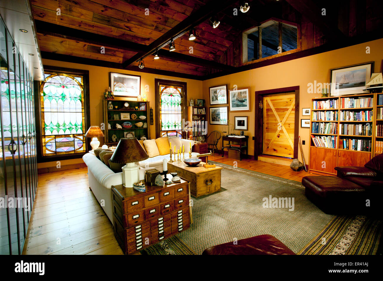 Dettagli interni del soggiorno. Caseificio del Vermont fienile ristrutturato in un unica casa con antichi le finestre di vetro macchiate. Foto Stock