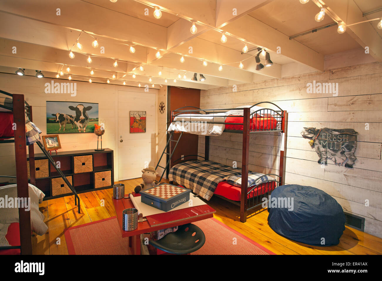 Dettaglio interni. della camera per bambini con letti a castello. Caseificio del Vermont fienile ristrutturato in un domicilio unico. Foto Stock