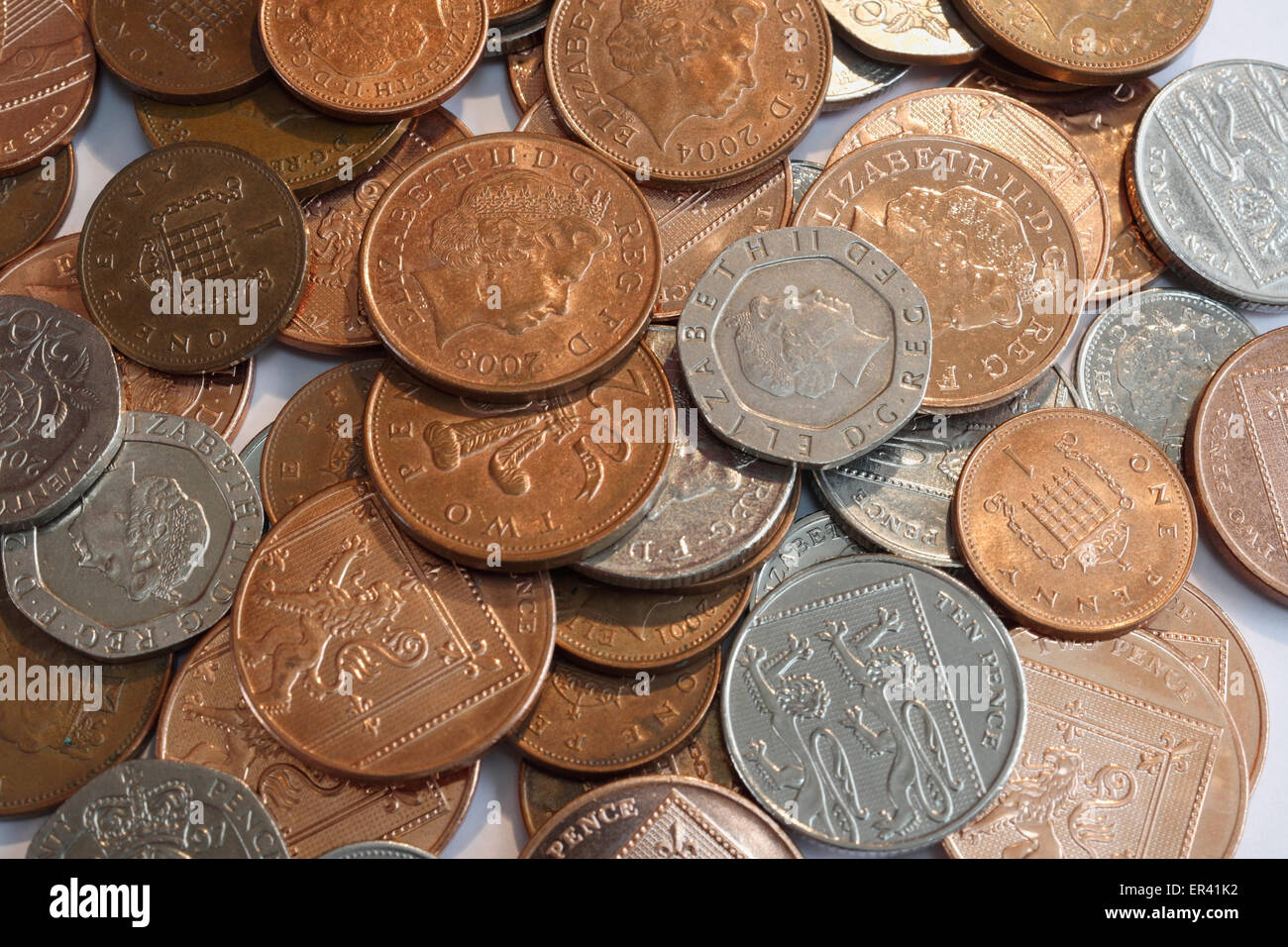 Pila di monete Britanniche, allentato cambiare, contanti Foto Stock