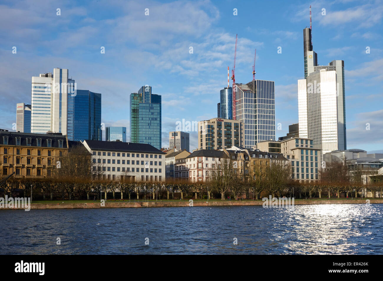 Torri di Bank a Francoforte's downtown visto dalla principale riverside Foto Stock