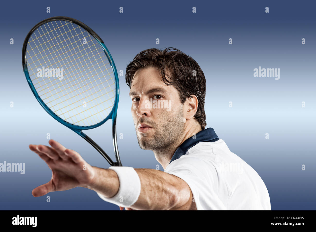 Giocatore di tennis giocando su sfondo blu. Foto Stock
