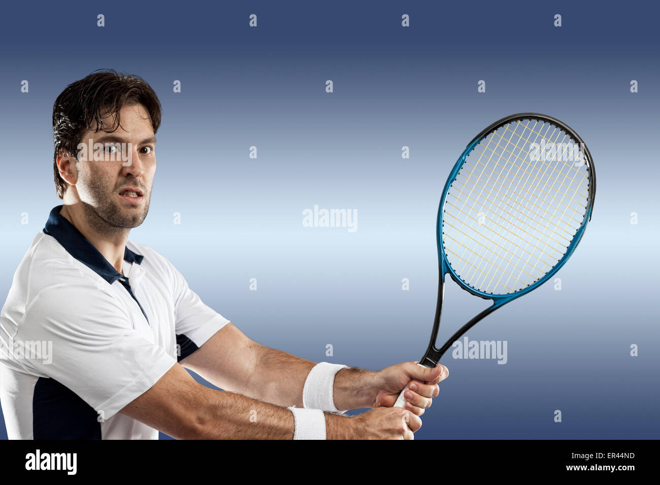 Giocatore di tennis giocando su sfondo blu. Foto Stock