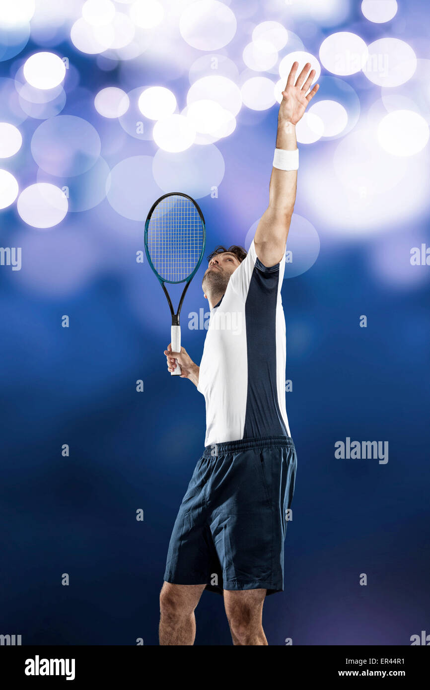 Giocatore di tennis giocando sulle luci blu sullo sfondo. Foto Stock