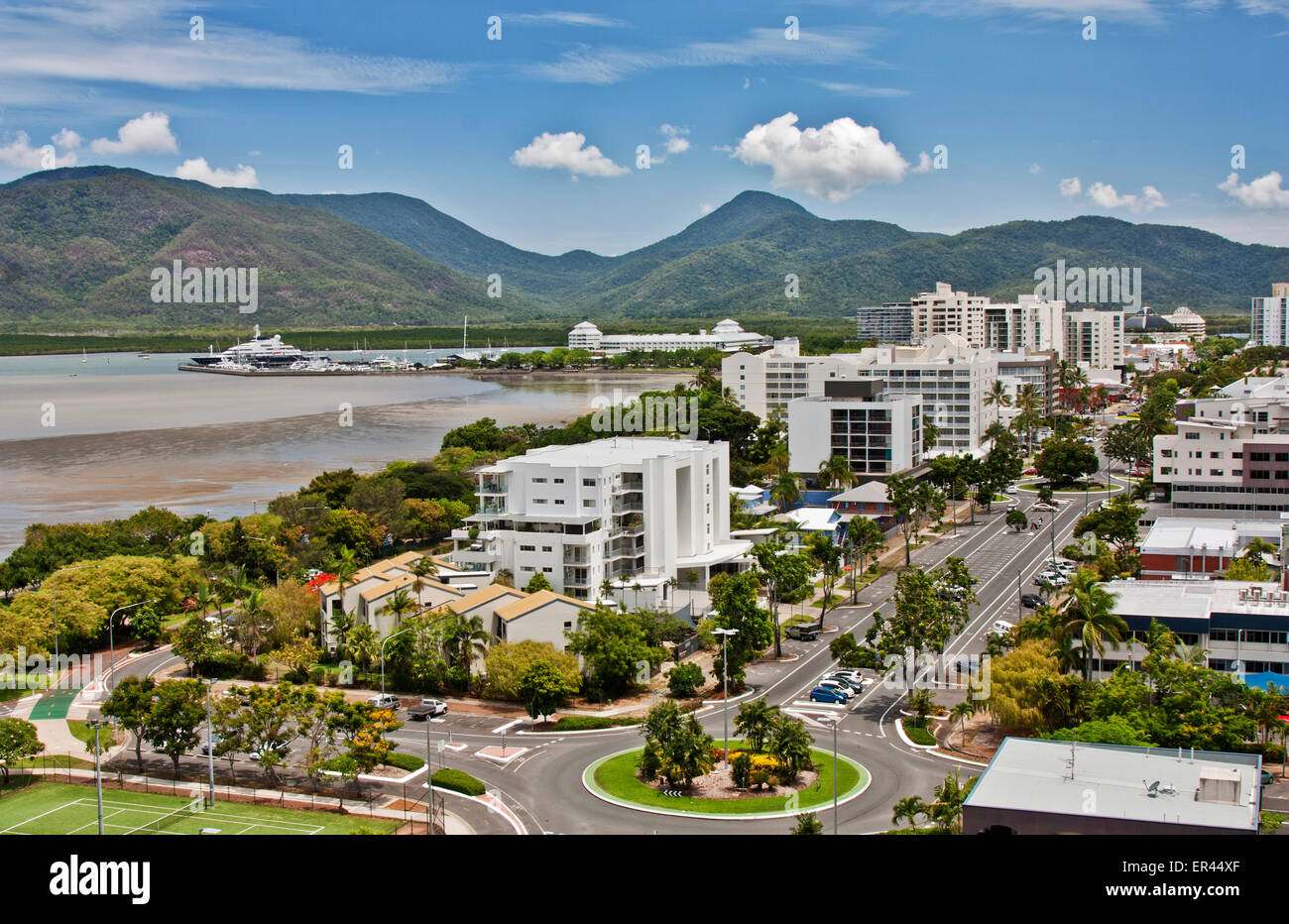 Vista aerea della città tropicale di Cairns QLD Foto Stock