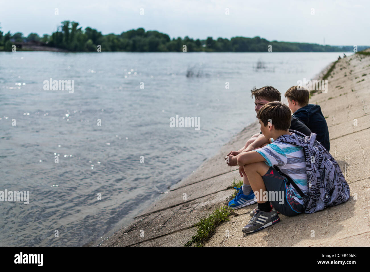 Tre bambini di scuola in abbigliamento casual relax presso il fiume di Ufa Maggio 2015 Foto Stock