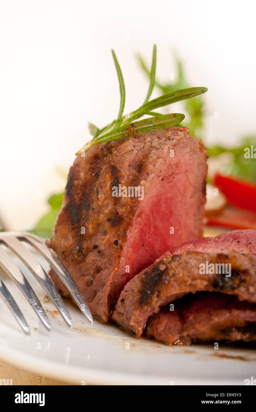 Filetto di manzo alla griglia di mignon con verdura fresca sul lato ,funghi pomodoro e insalata di rucola Foto Stock