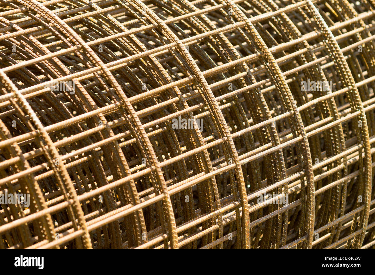 Rotolo di rusty di maglia di filo di acciaio per la costruzione. Acciai strutturali per pareti in calcestruzzo. Sfondo Foto Stock