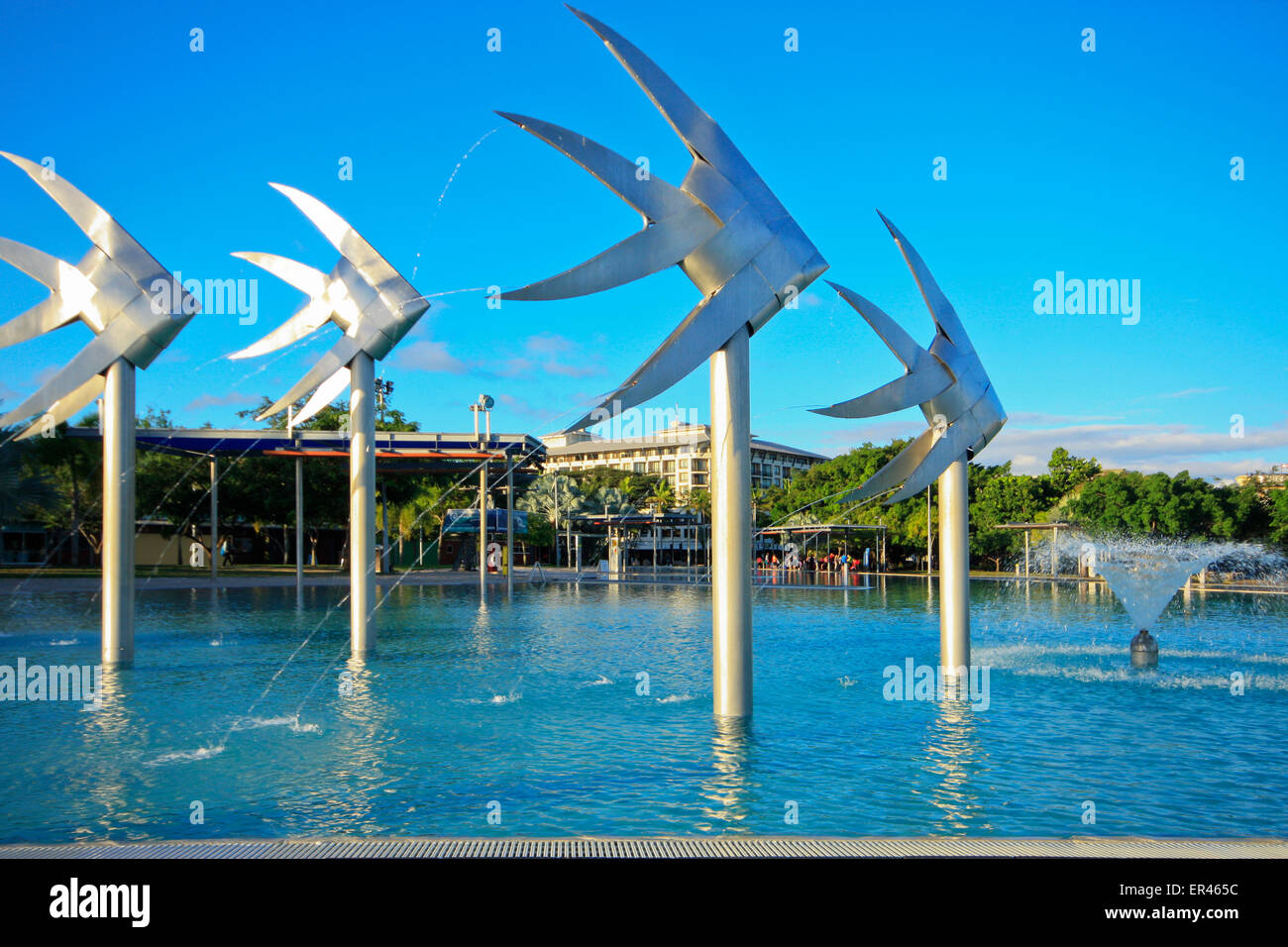 Il Cairns Esplanade mattina presto presso la piscina laguna Foto Stock