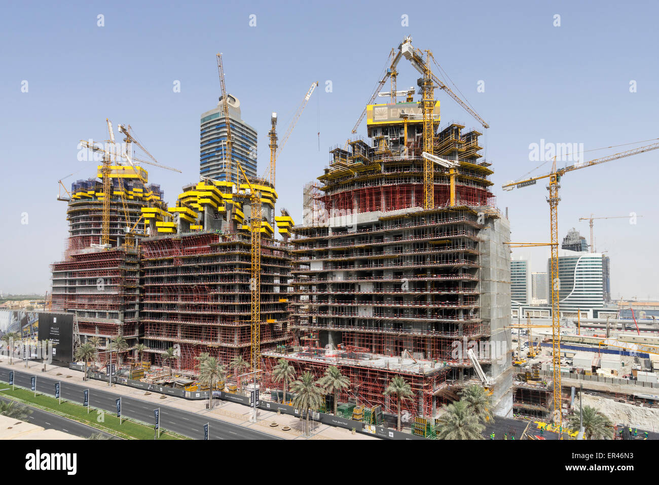 Tre nuovi appartamenti di lusso torri in costruzione nel quartiere centrale di Dubai Emirati Arabi Uniti Foto Stock