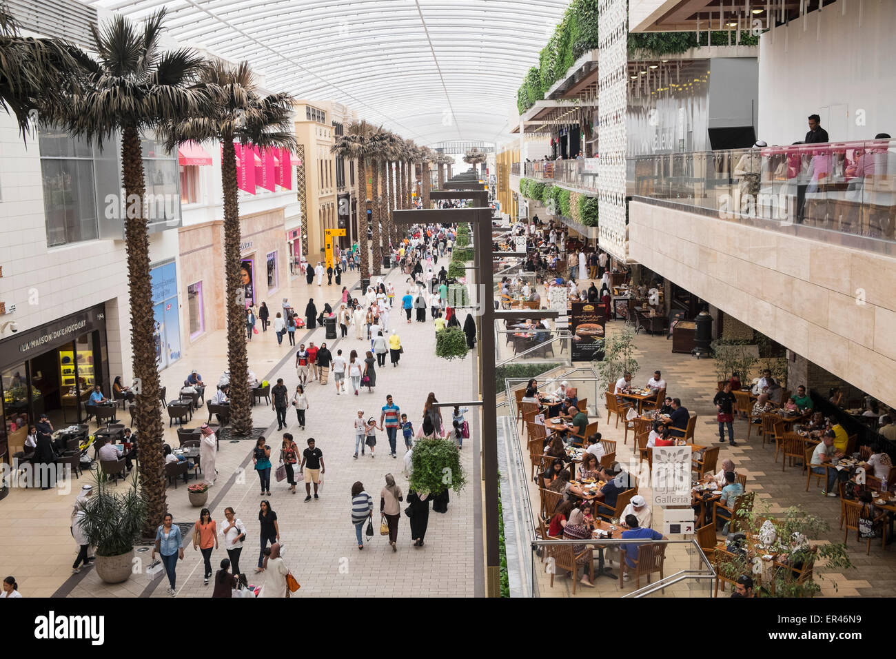Interno dei viali moderni sistemazione shopping mall in Kuwait City in Kuwait. Foto Stock