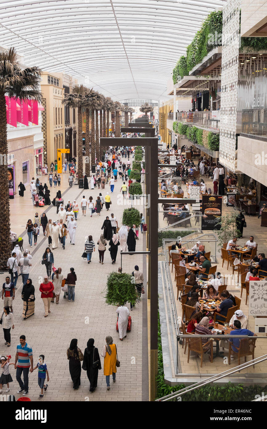 Interno dei viali moderni sistemazione shopping mall in Kuwait City in Kuwait. Foto Stock