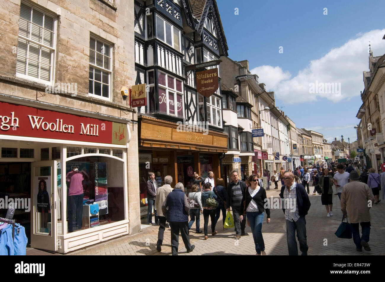 Occupato highstreet uk street alta scena shoppers negozi negozio retail strade highstreets stamford lincolnshire indice di prezzo f Foto Stock