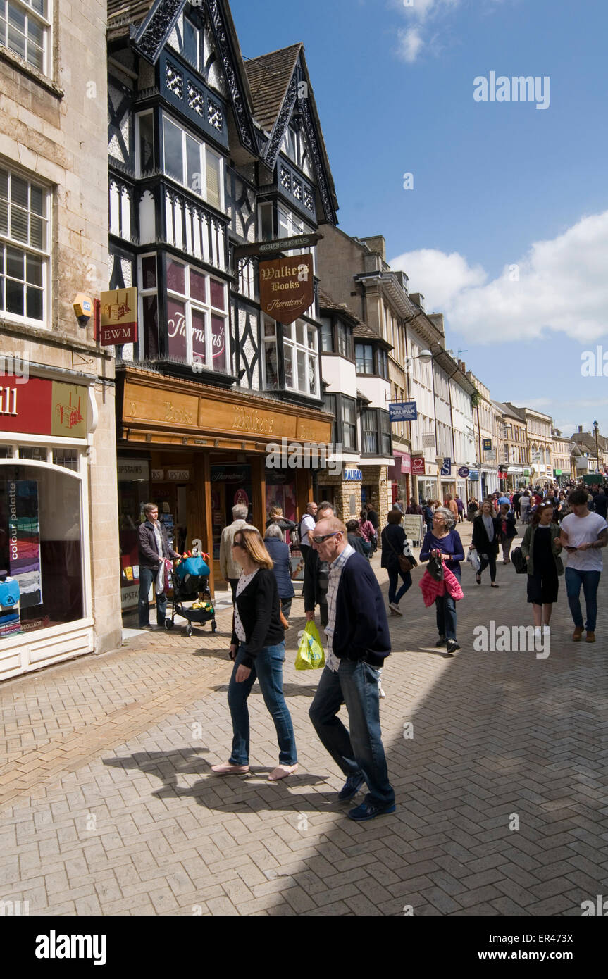 Occupato highstreet uk street alta scena shoppers negozi negozio retail strade highstreets stamford lincolnshire indice di prezzo f Foto Stock