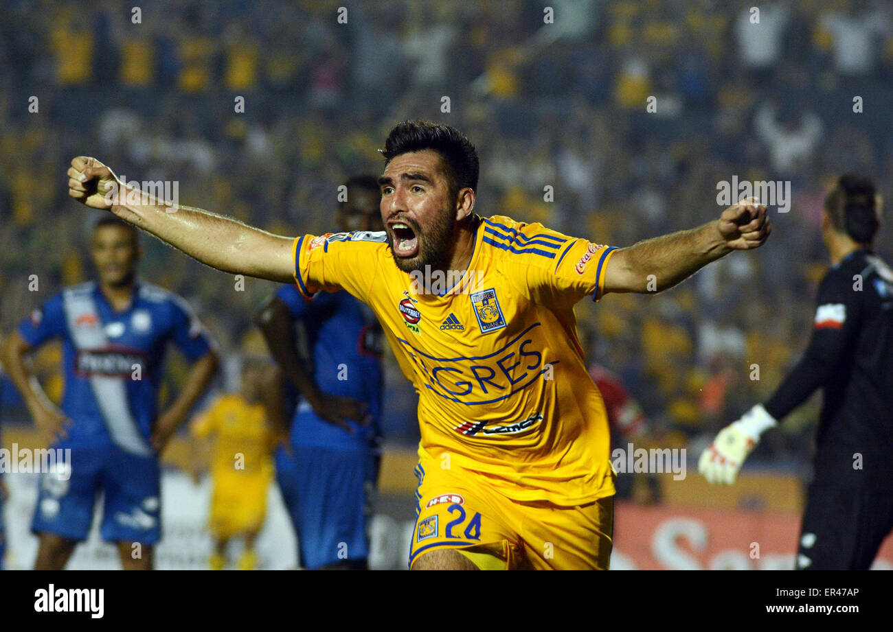 Nuevo Leon, Messico. 26 Maggio, 2015. Tigres" Jose Rivas del Messico celebra il suo punteggio durante i quarti secondo match di Copa Libertadores contro Emelec dell Ecuador, presso l'Università Stadium, in San Nicolas De Los Garza, Nuevo Leon, Messico, il 26 maggio 2015. Tigres ha vinto il gioco 2-0 e avanzata alla semifinale. Credito: Juan Carlos Perez/NOTIMEX/Xinhua/Alamy Live News Foto Stock