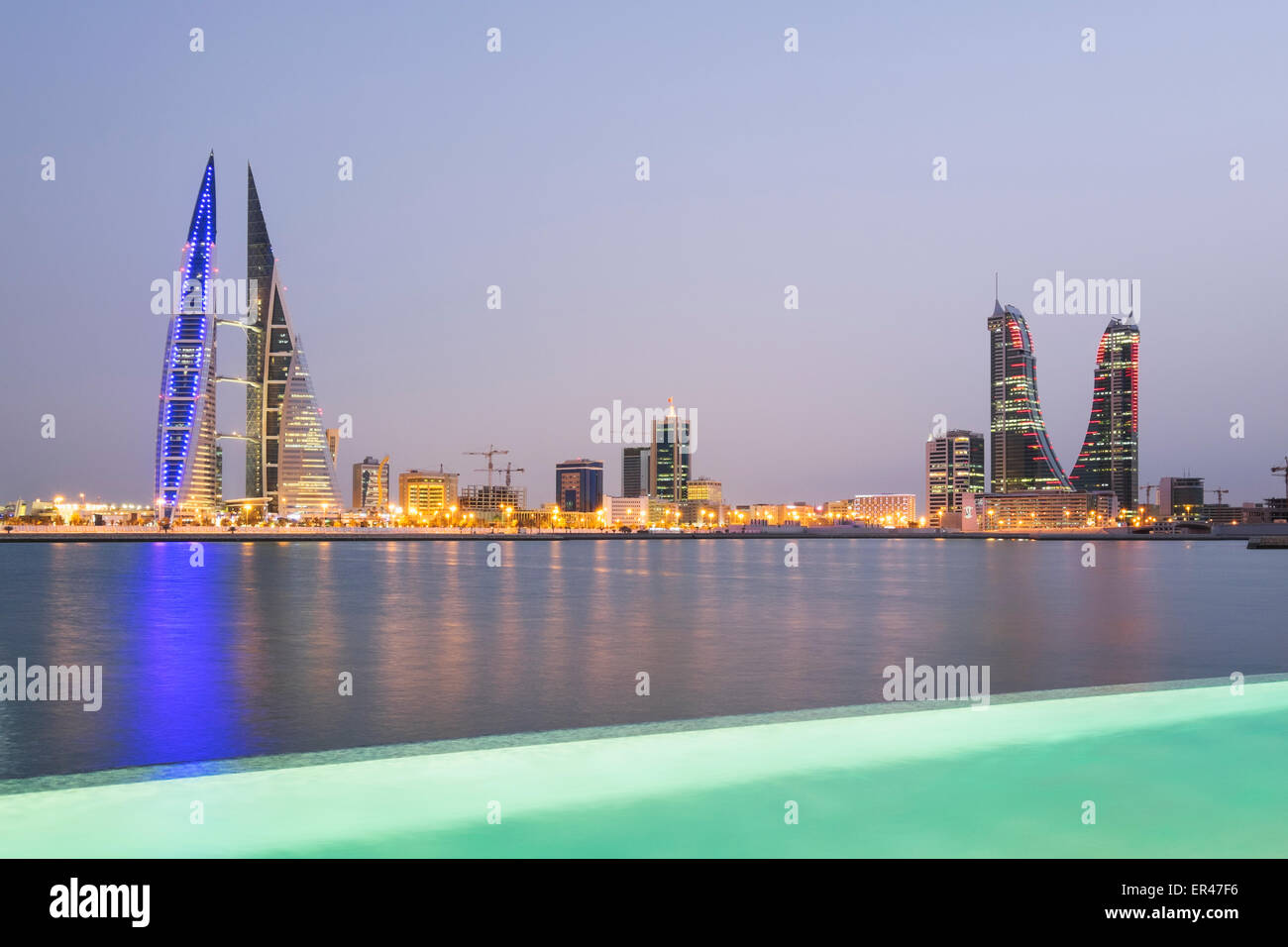 Skyline di Manama City e Bahrain Bay dal nuovo Four Seasons Bahrain Bay Hotel di lusso in Bahrain Foto Stock