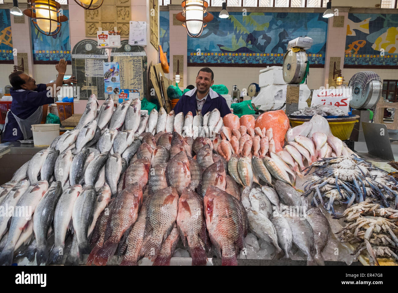 Interno del mercato del pesce al Souq Sharq in Kuwait City in Kuwait. Foto Stock