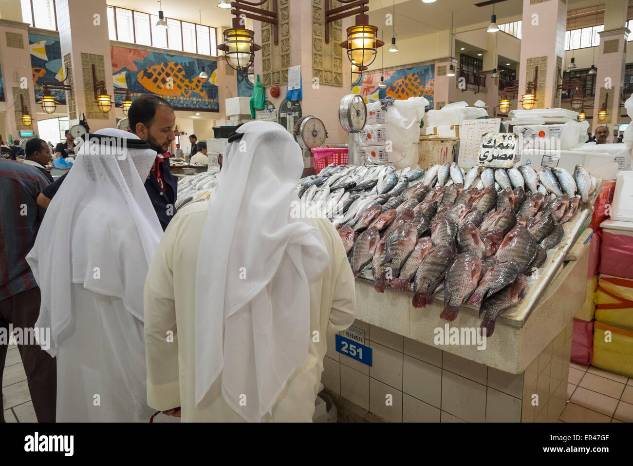 Interno del mercato del pesce al Souq Sharq in Kuwait City in Kuwait. Foto Stock