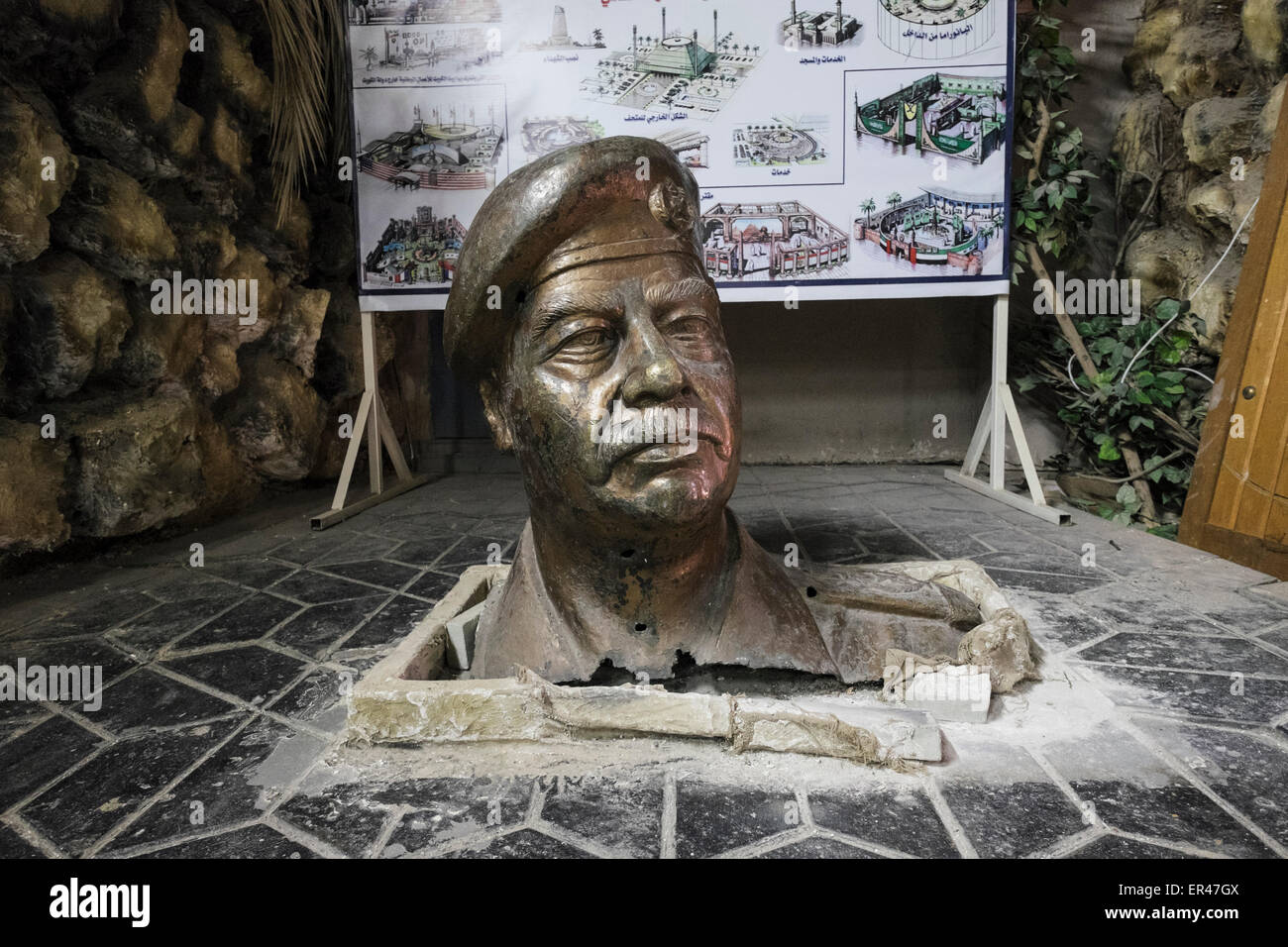 Testa di statua di Saddam Hussein preso da Baghdad al Kuwait Casa di opere nazionali , un museo della guerra in Kuwait City. Il Kuwait. Foto Stock
