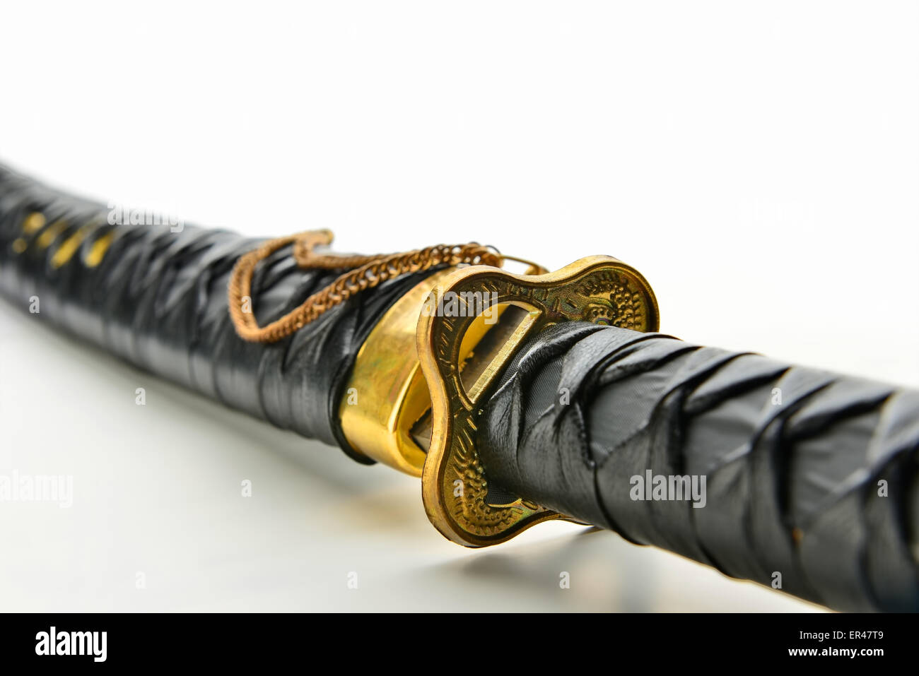 Shallow DOF immagine di Katana spada giapponese closeup su sfondo chiaro contro la luce Foto Stock