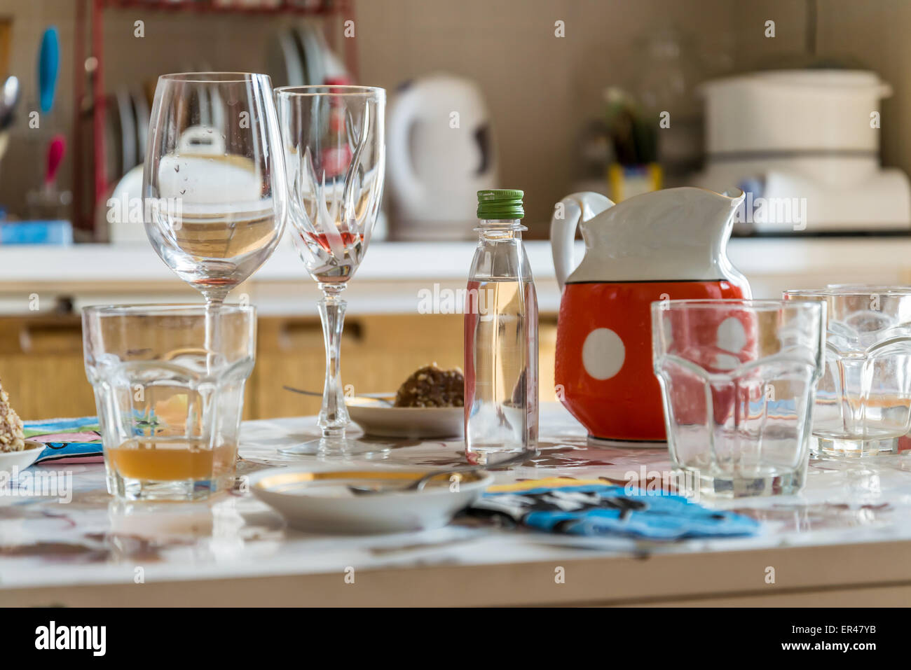 Bicchieri vuoti sul tavolo dopo un buon pranzo a casa in cucina Foto Stock