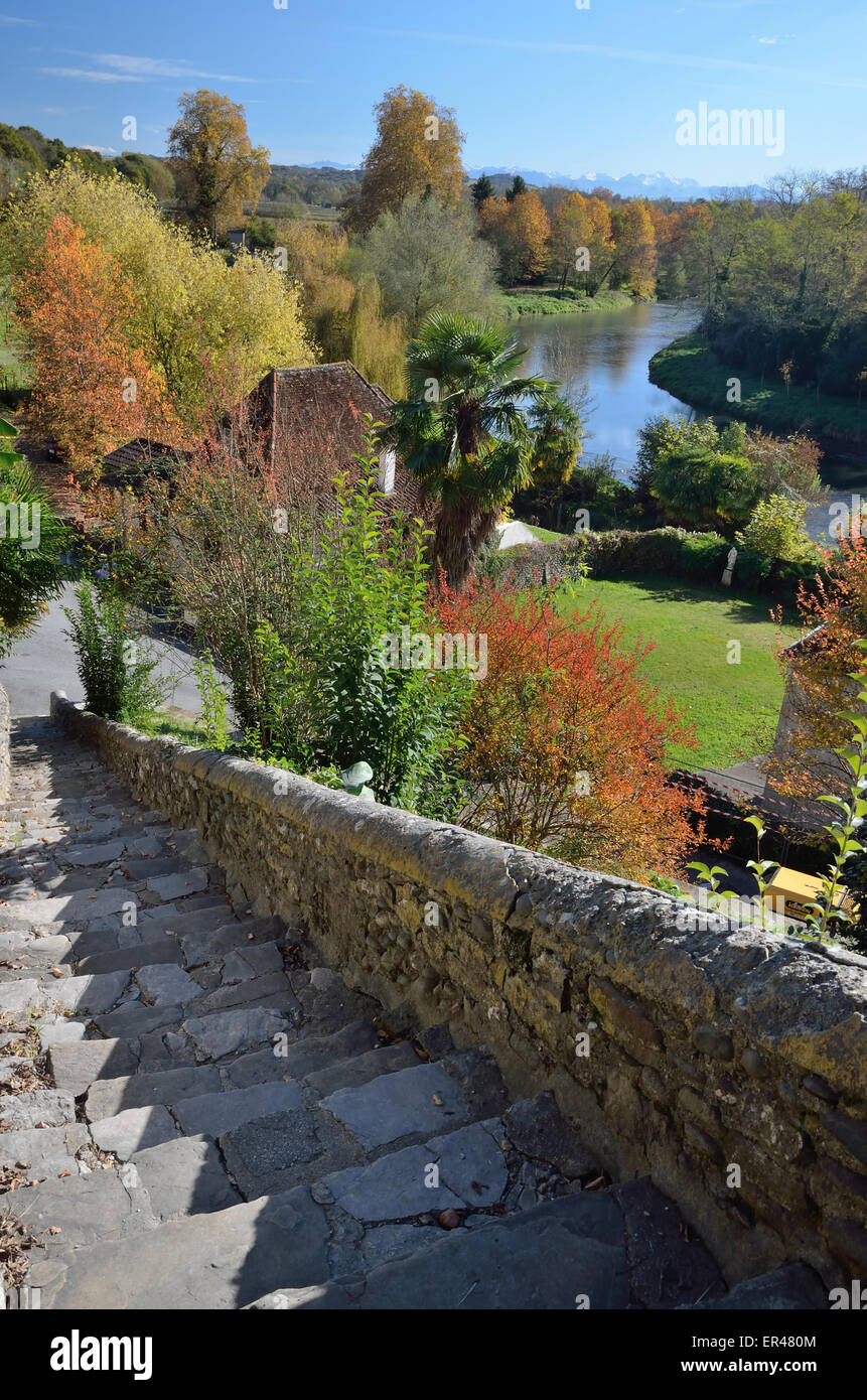 Riverside nella cittadina francese Sauveterre-de-Bearn Foto Stock