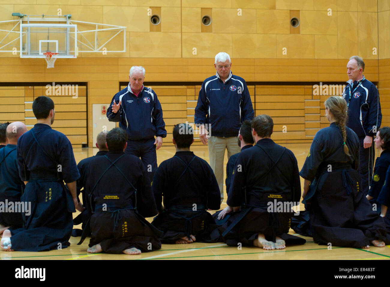 Tokyo, Giappone. 27 Maggio, 2015. Il GB team di Kendo ascolta un briefing dal loro allenatore, Malcolm Goodwin. Il mondo di Kendo Championships tenutasi presso la Nippon Budokan di Tokyo inizia il 29 maggio. Credito: Peter Blake/Alamy Live News Foto Stock