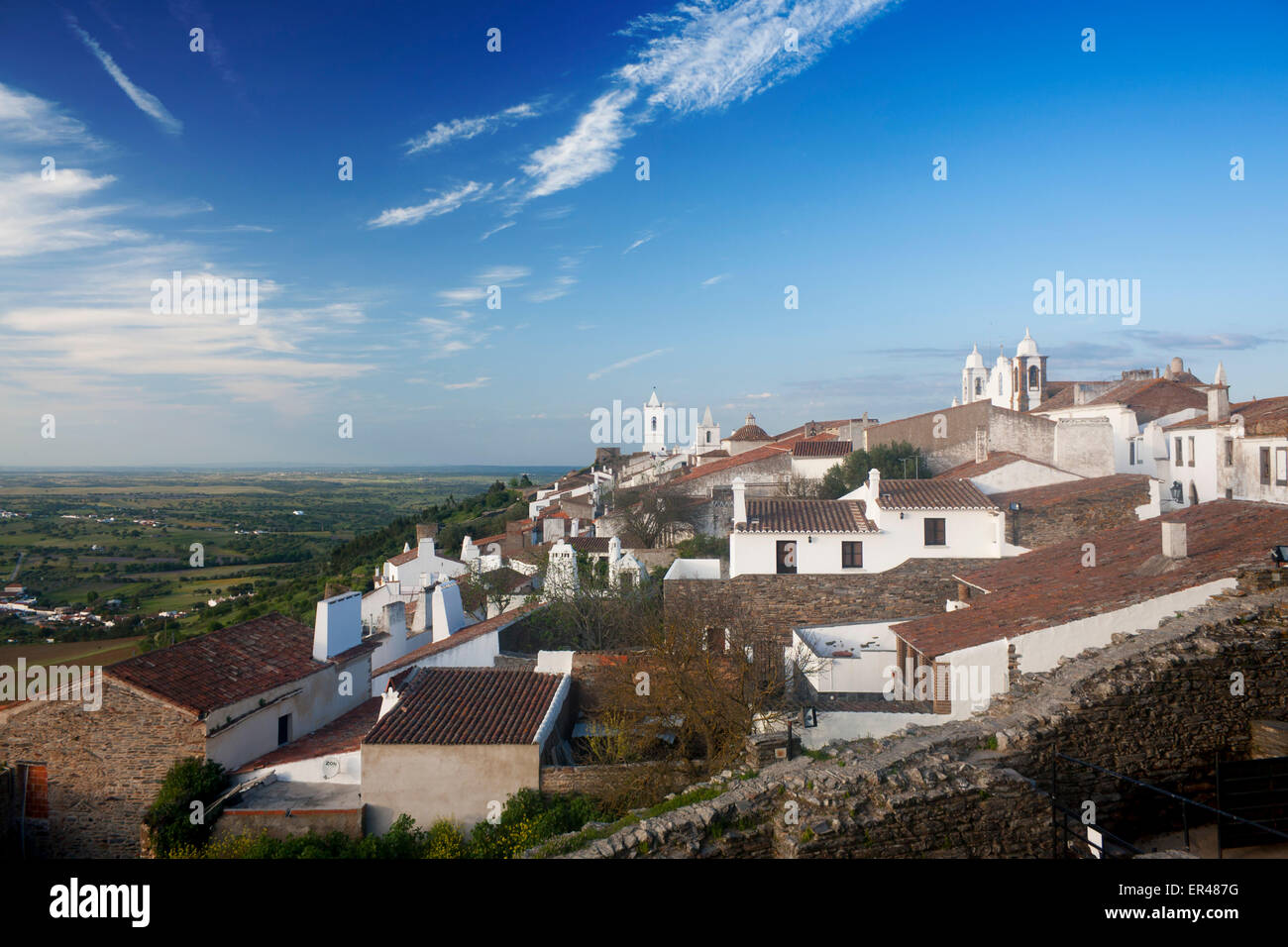 Monsaraz vista del villaggio dalle mura del castello di Castelo Alentejo Portogallo Foto Stock