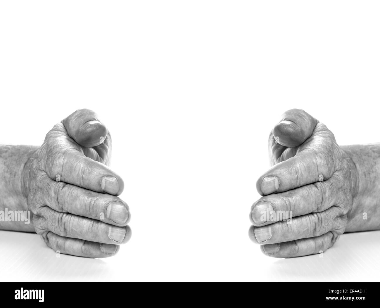 Immagine monocromatica di vecchie mani isolati su sfondo bianco Foto Stock