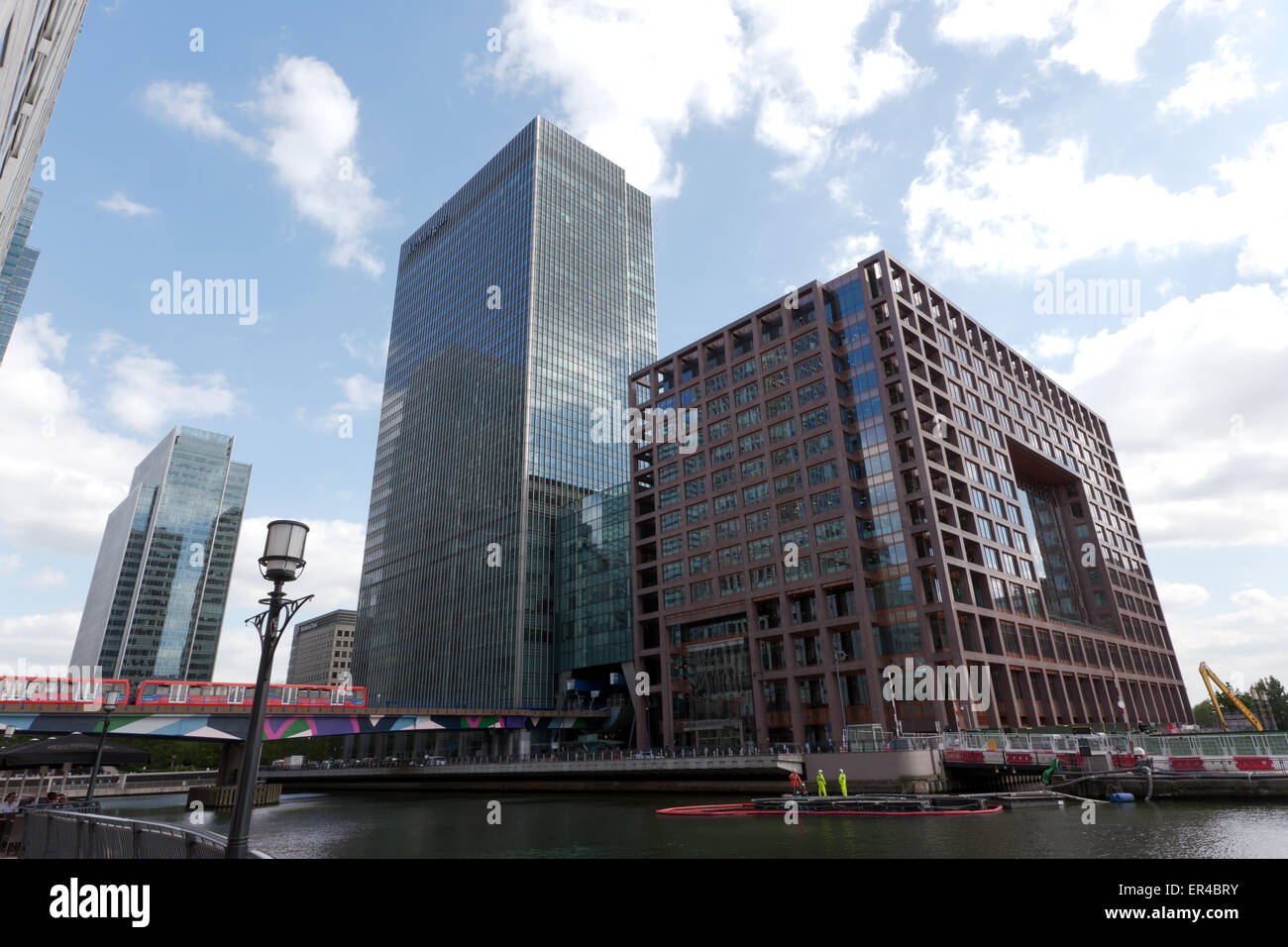 Ampio angolo di visualizzazione, guardando verso la Morgan Stanley edificio e la JP Morgan edificio, a Canary Wharf e Isle of Dogs, Londra. Foto Stock