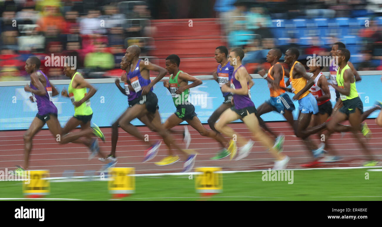 Ostrava, Repubblica Ceca. 26 Maggio, 2015. La concorrenza di 5000 metri Uomini evento presso il Golden Spike meeting di atletica a Ostrava, Repubblica Ceca, Martedì 26 Maggio, 2015. Credito: Petr Sznapka/CTK foto/Alamy Live News Foto Stock