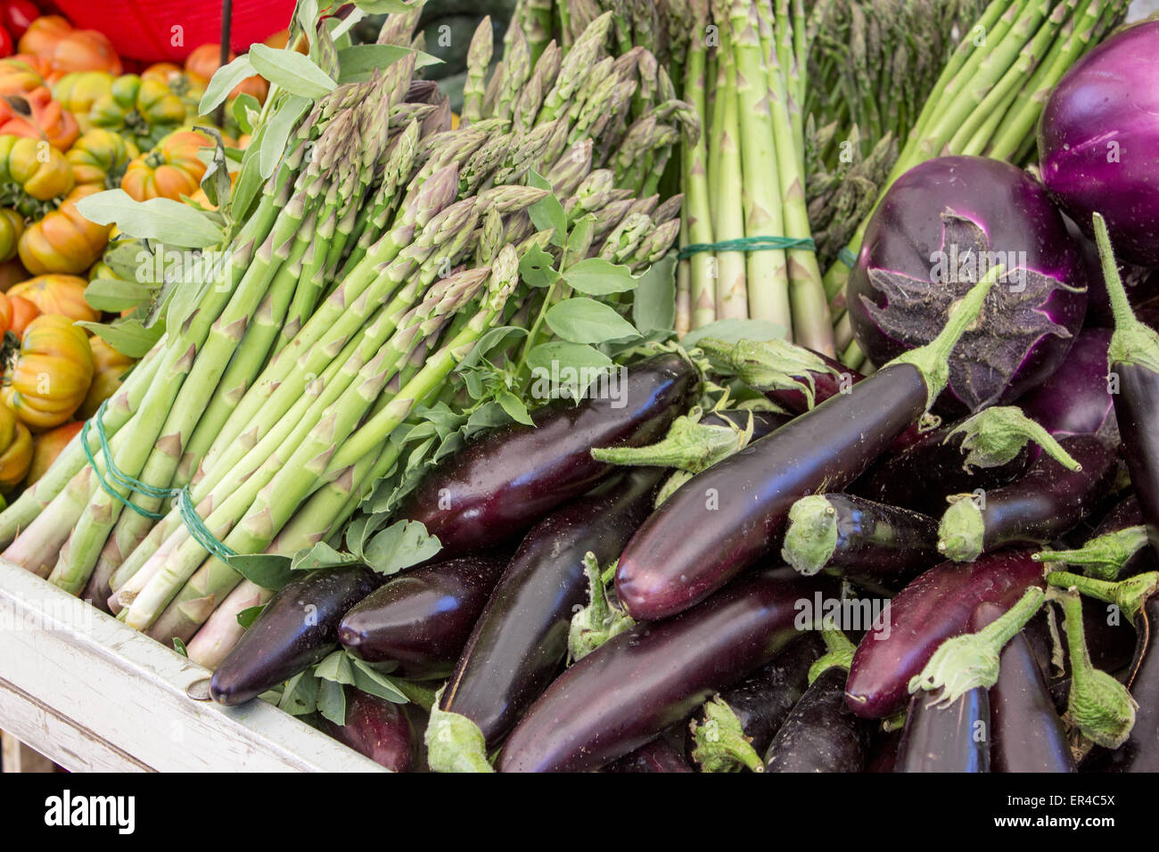Display con asparagi verdi, la melanzana e il pomodoro Foto Stock