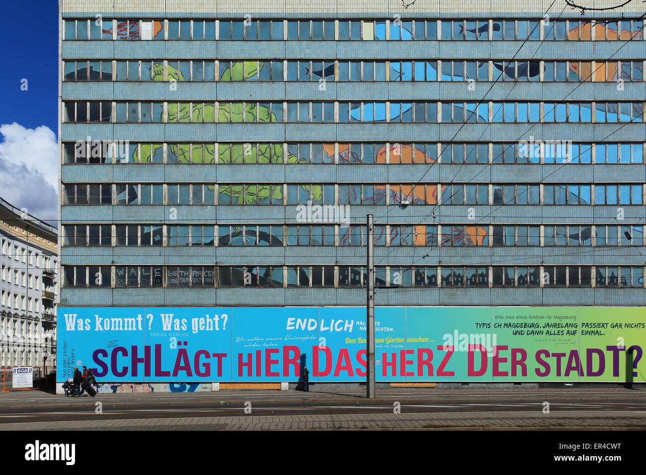 "Qui batte il cuore della città?' scritta sulle pareti di un blocco di vuoto da 60s nel centro della città di Magdeburgo, Germania. Foto Stock